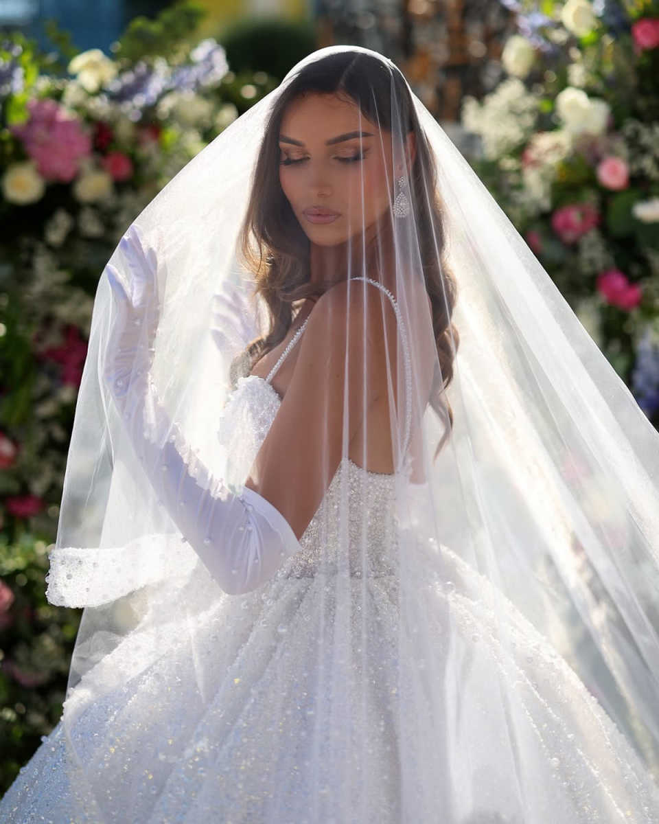 Women Wedding Sweetheart Neck Spaghetti Strap Sleeveless Bridal Gowns Sequins Pearls Sweep Train Dress Custom Made