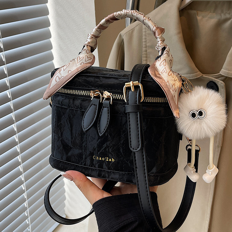 2025 Designer free designer 3 shipping Shoulder Bags for woman Casual Fashion vintage Tassel Ribbons black bucket