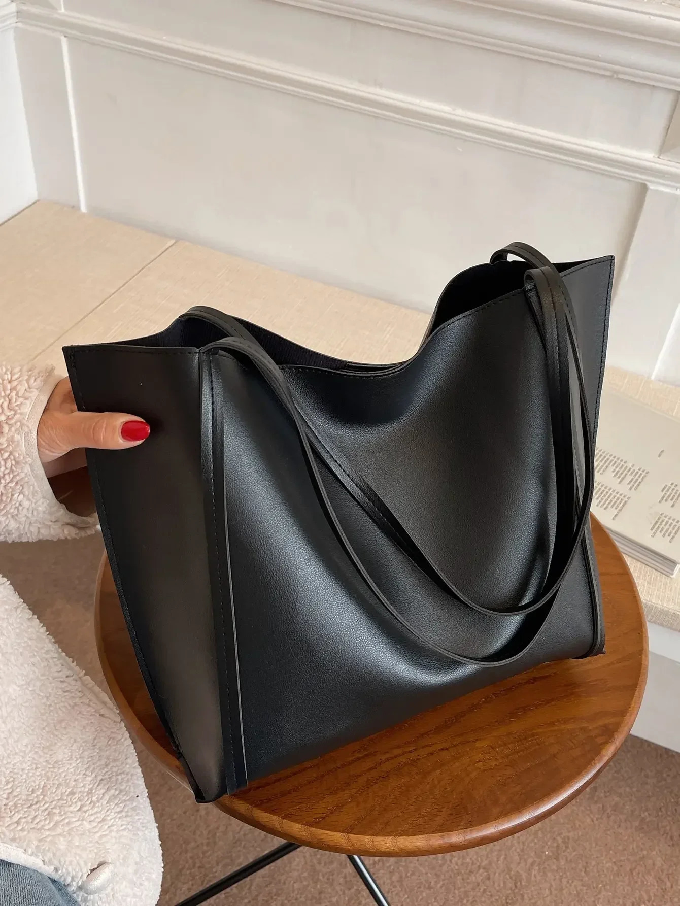 Lightweight Minimalist Shoulder Bag for Girls and WhiteCollar Workers in Business Casual Style 250320