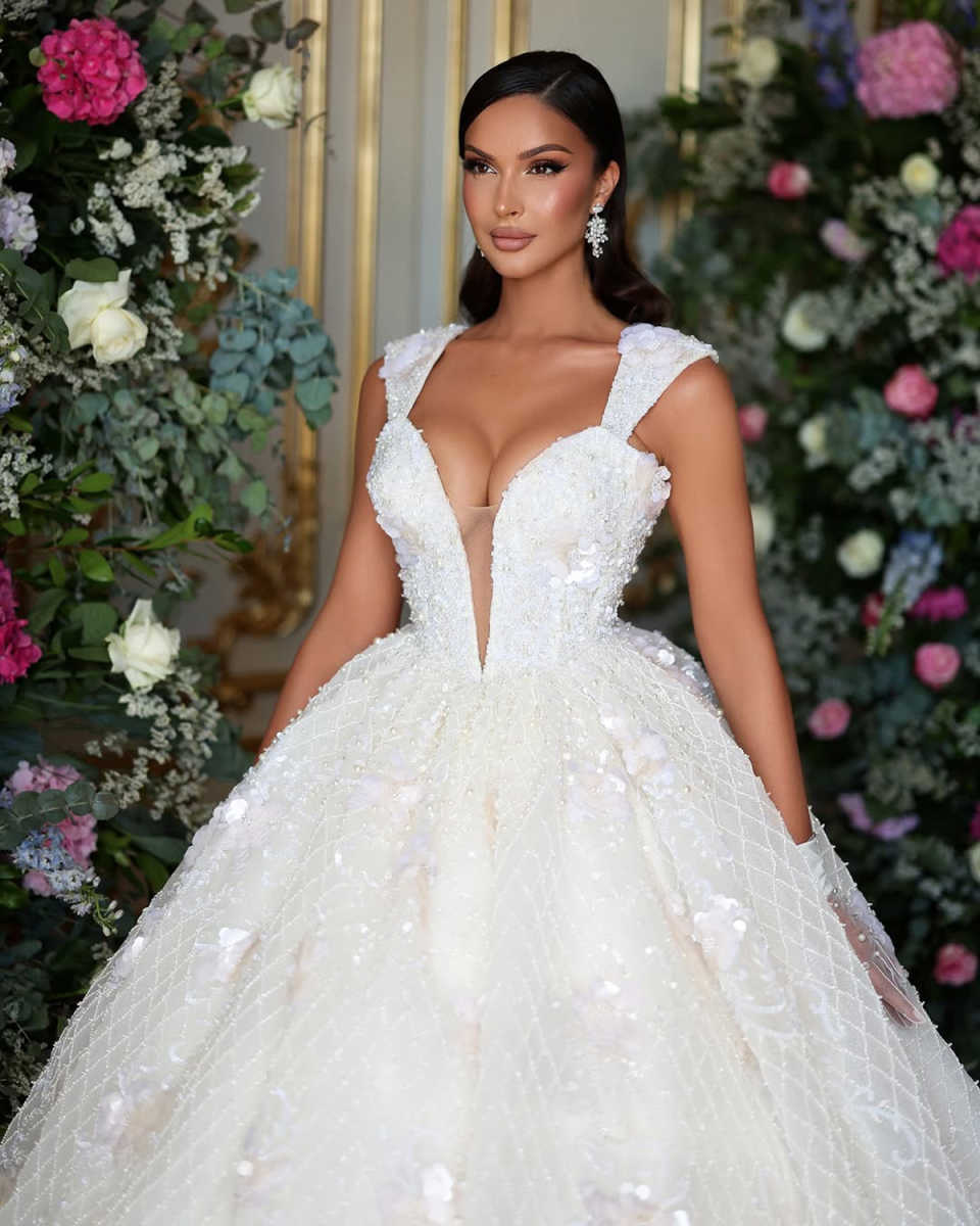 Classic Women Wedding Sweetheart Neck Sleeveless Bridal Gowns Appliques Pearls Sweep Train Dress Custom Made
