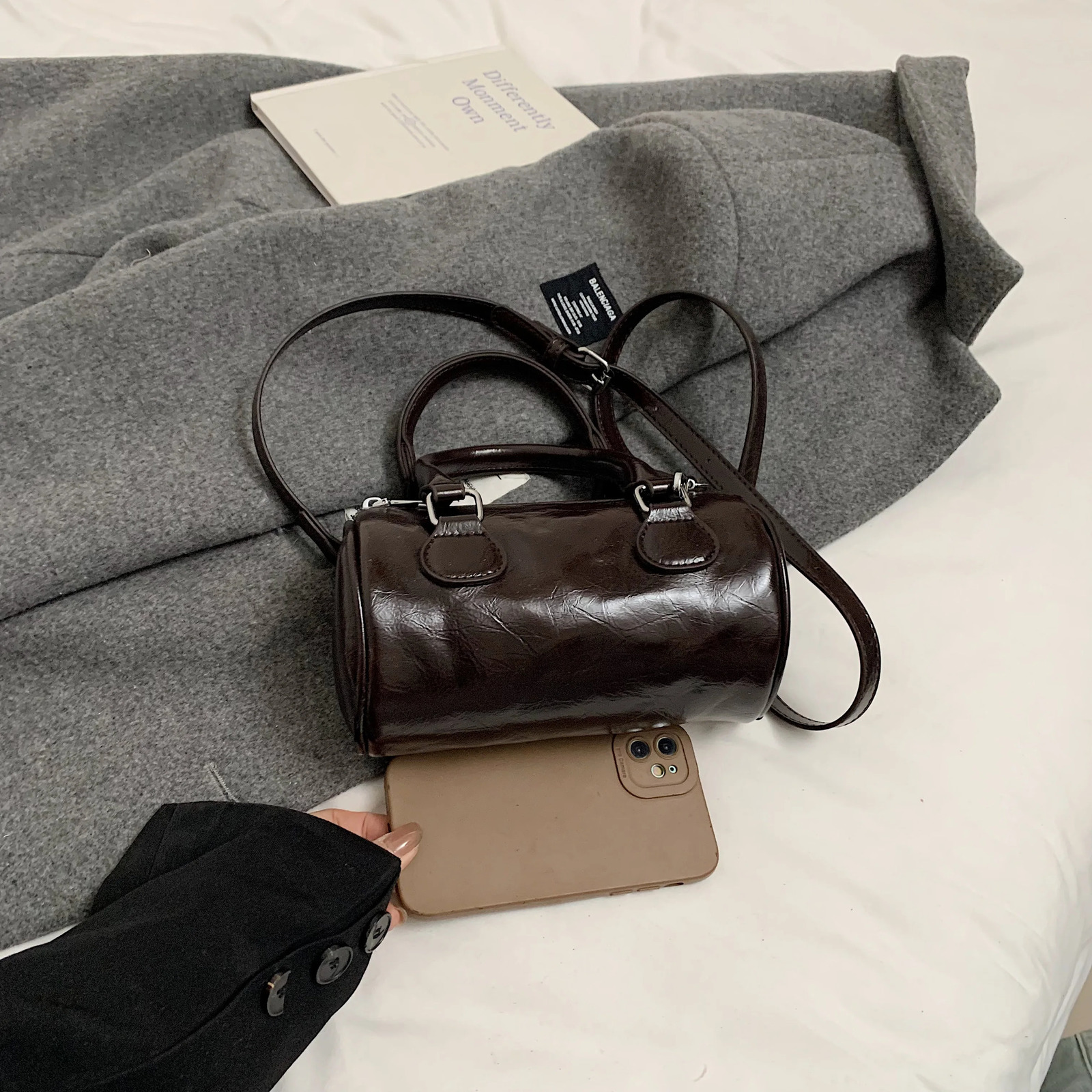 Womens retro bag Boston winter oil wax leather shoulder cross body handbag 250320