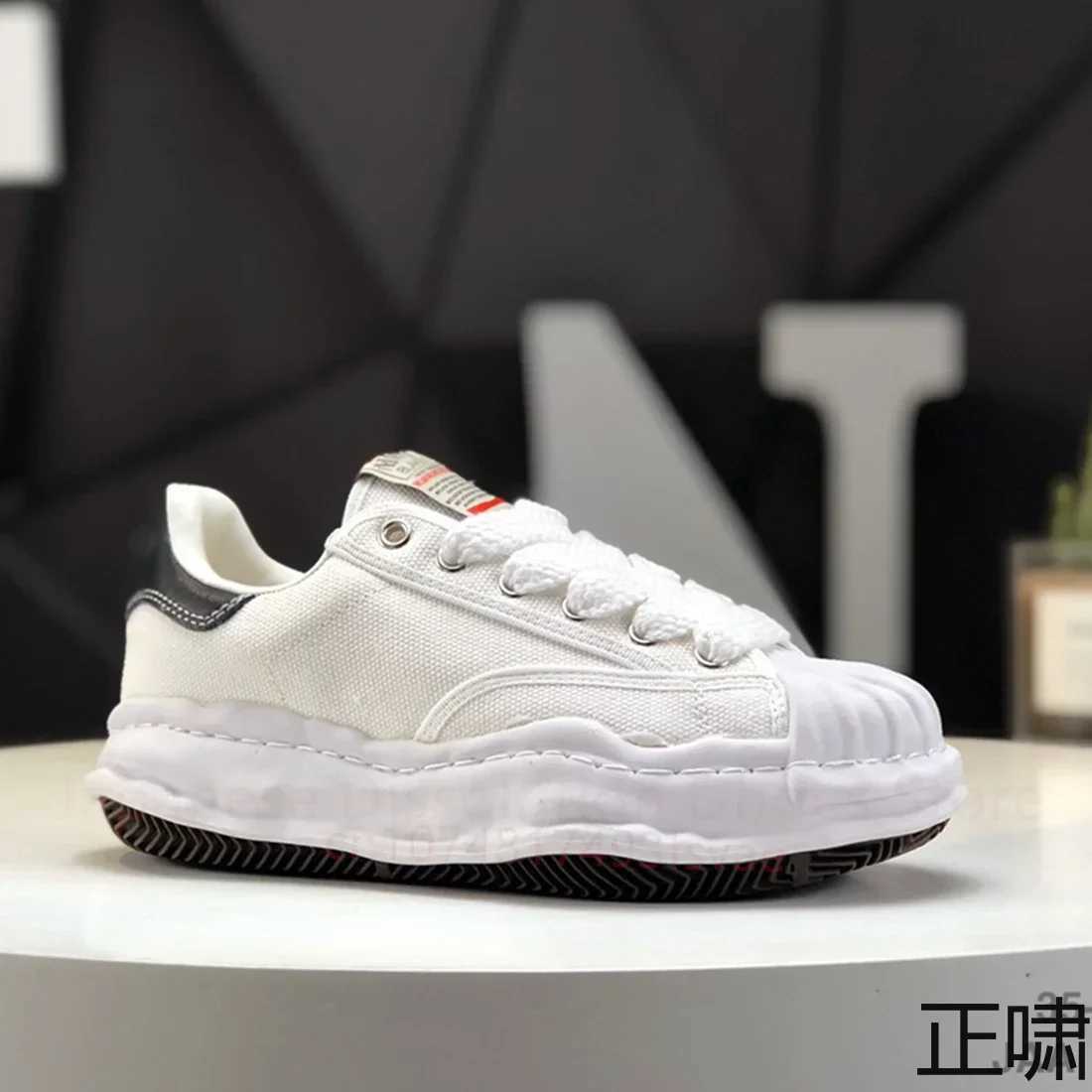 Couples wearing colorful soled shoes and mens high canvas sneakers fashionable and casual Y250320