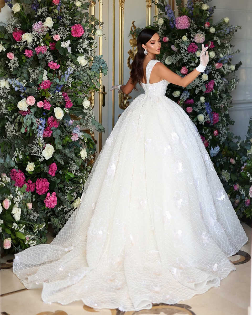 Classic Women Wedding Sweetheart Neck Sleeveless Bridal Gowns Appliques Pearls Sweep Train Dress Custom Made