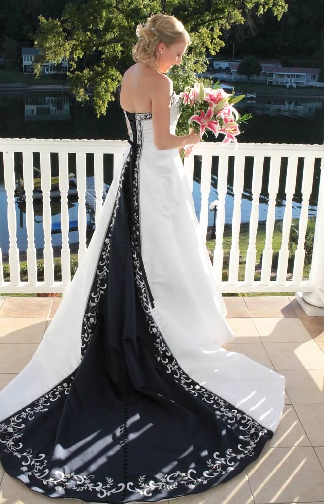 Classic Black And White A-Line Wedding Dresses Embroidery Strapless Satin Long Bridal Gowns Lace-Up Elegant Bride Dress Custom Made 2025