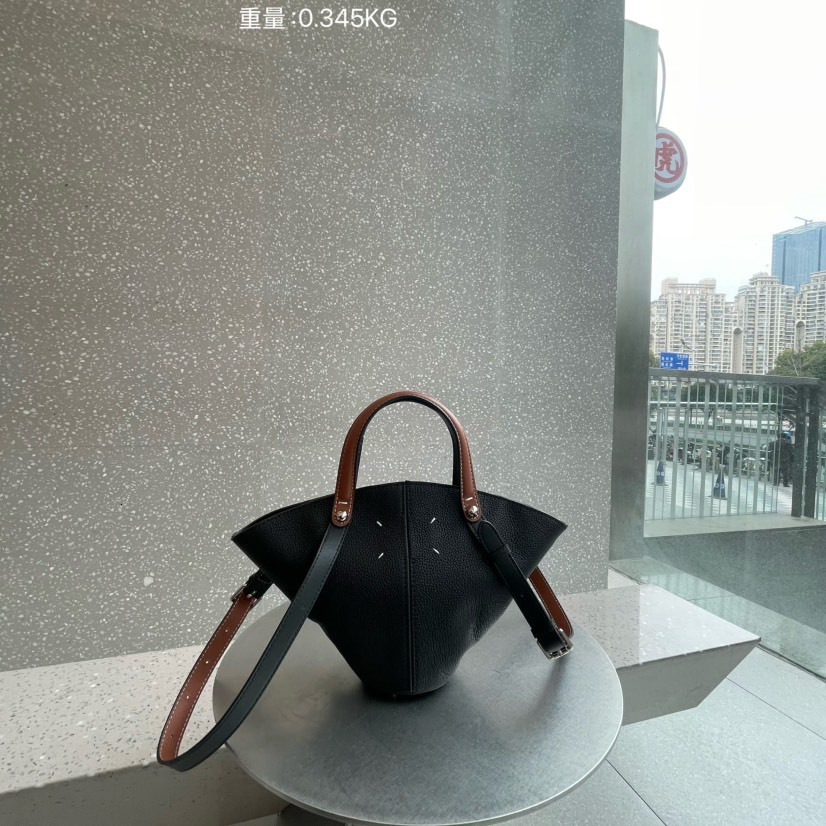 Designer bag Celebrity 2025 New Style Contrasting Lychee Patterned Cowhide Fan-Shaped Vegetable Basket Bag, Versatile Handheld Single Shoulder Armpit 