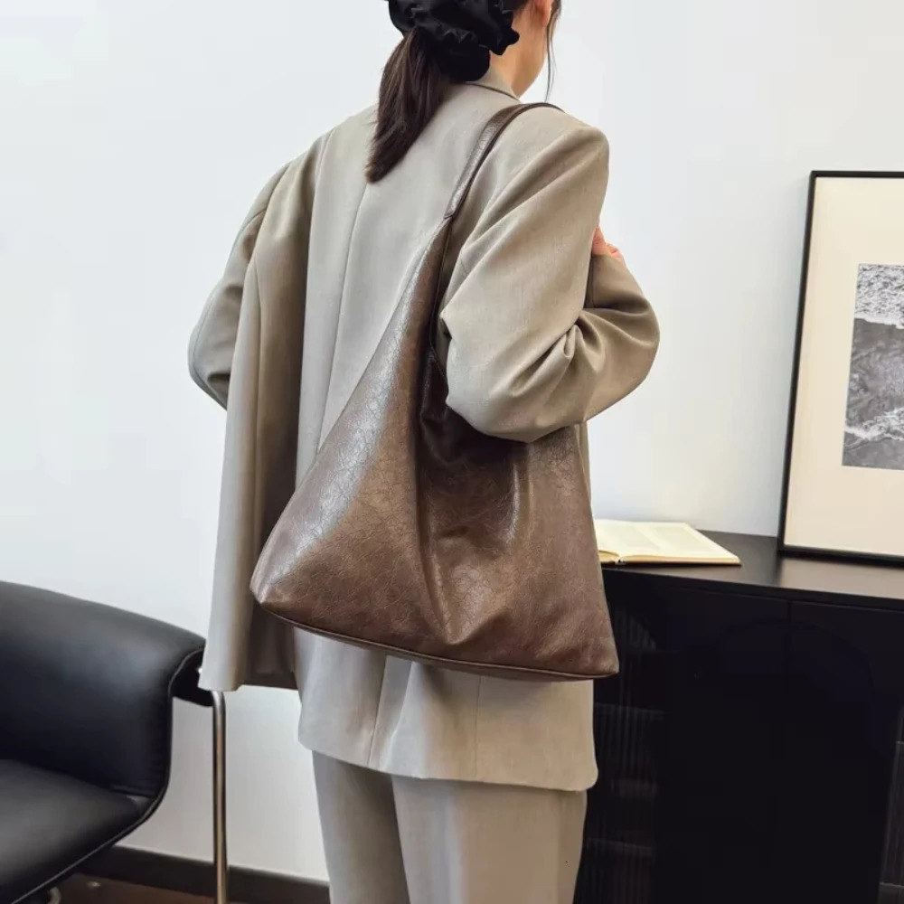 Retro highend soft surface handheld handbag for women in spring and summer large capacity multifunctional 250320