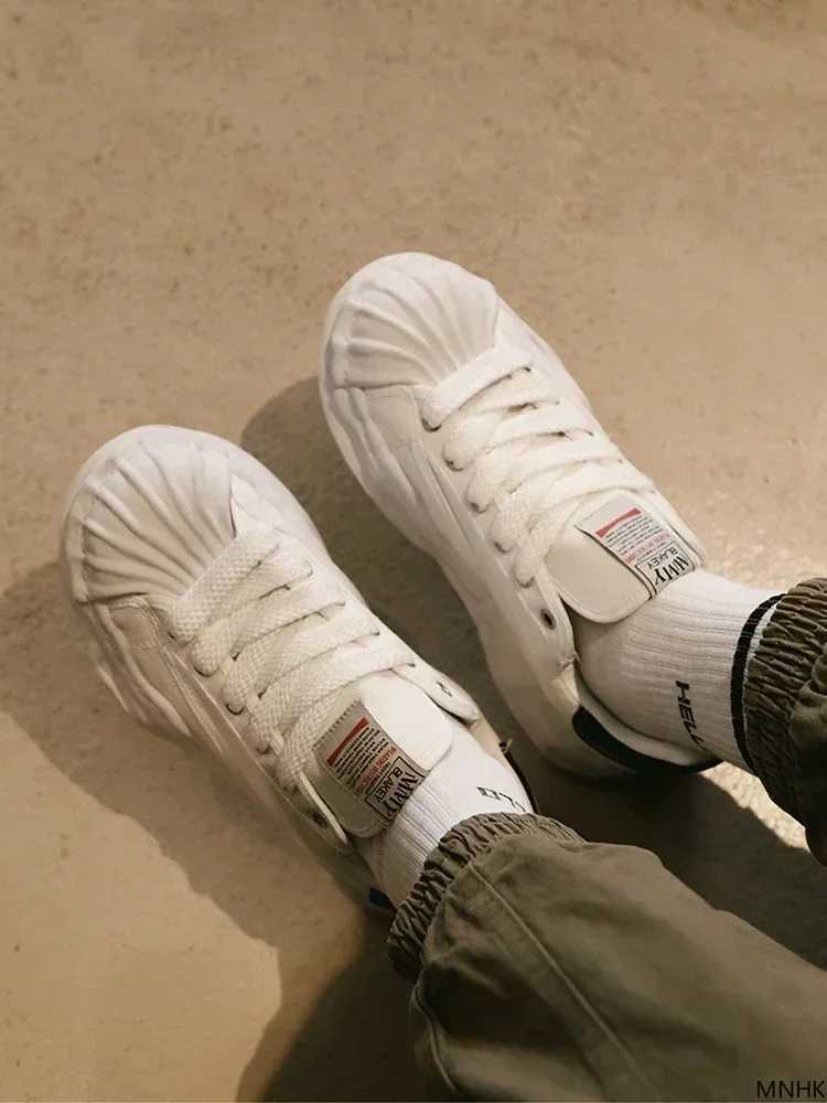 New Versatile Trendy M and Fem solution shoes for 2025 with thick soles and increased board height Y250320