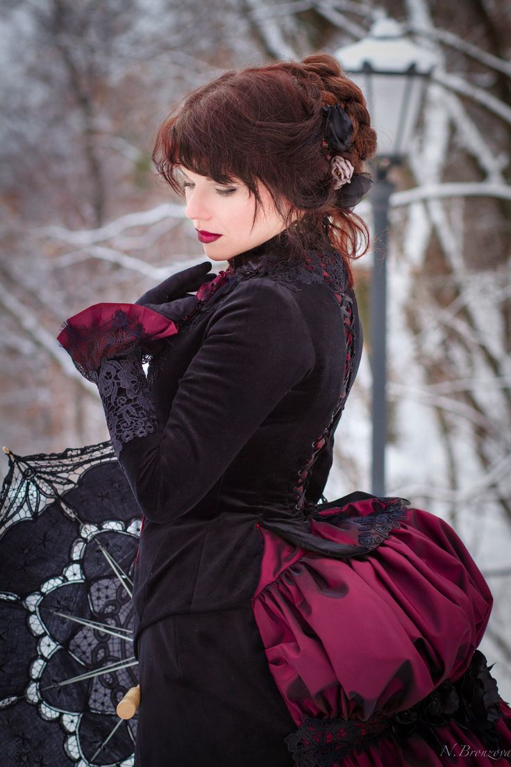 Vintage Victorian Bustle Wedding Dresses Black And Burgundy Gothic Bridal Gowns High Neck Long Sleeves Corset Ball Gown Medieval Costume