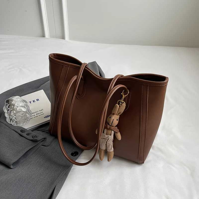 Large capacity womens handbag 2023 winter PU leather fashionable shoulder bag retro shopping office handbag Y250320