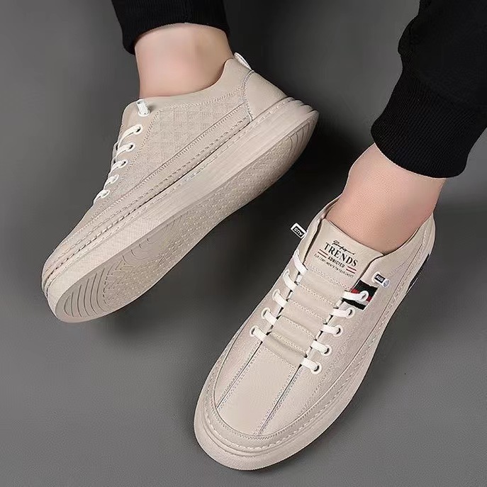 2025 Designer fashionable casual shoes Men's new leather shoes, casual board shoes, white shoes, no tying shoelaces, one foot peda
