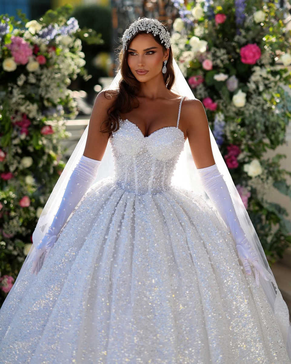 Women Wedding Sweetheart Neck Spaghetti Strap Sleeveless Bridal Gowns Sequins Pearls Sweep Train Dress Custom Made