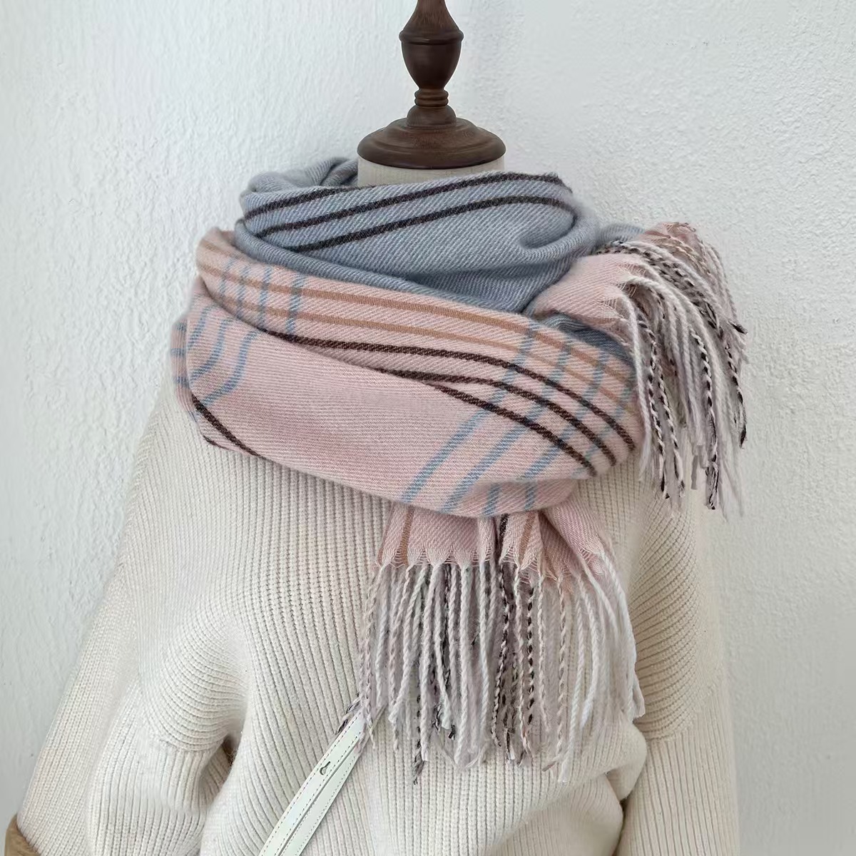 T327 autumn and winter new atmosphere warm versatile plaid scarf unisex Korean version of the neck shawl