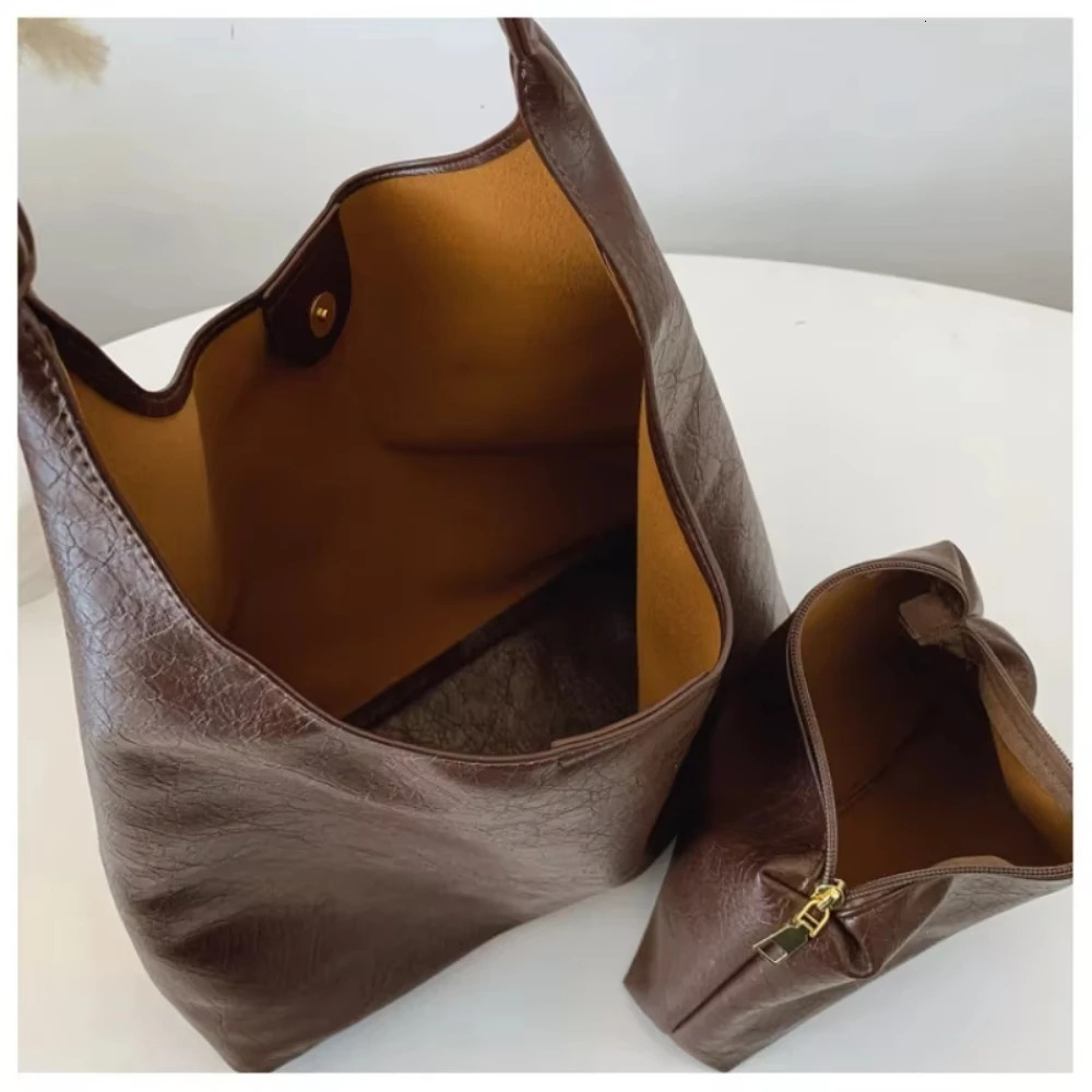 Retro highend soft surface handheld handbag for women in spring and summer large capacity multifunctional 250320