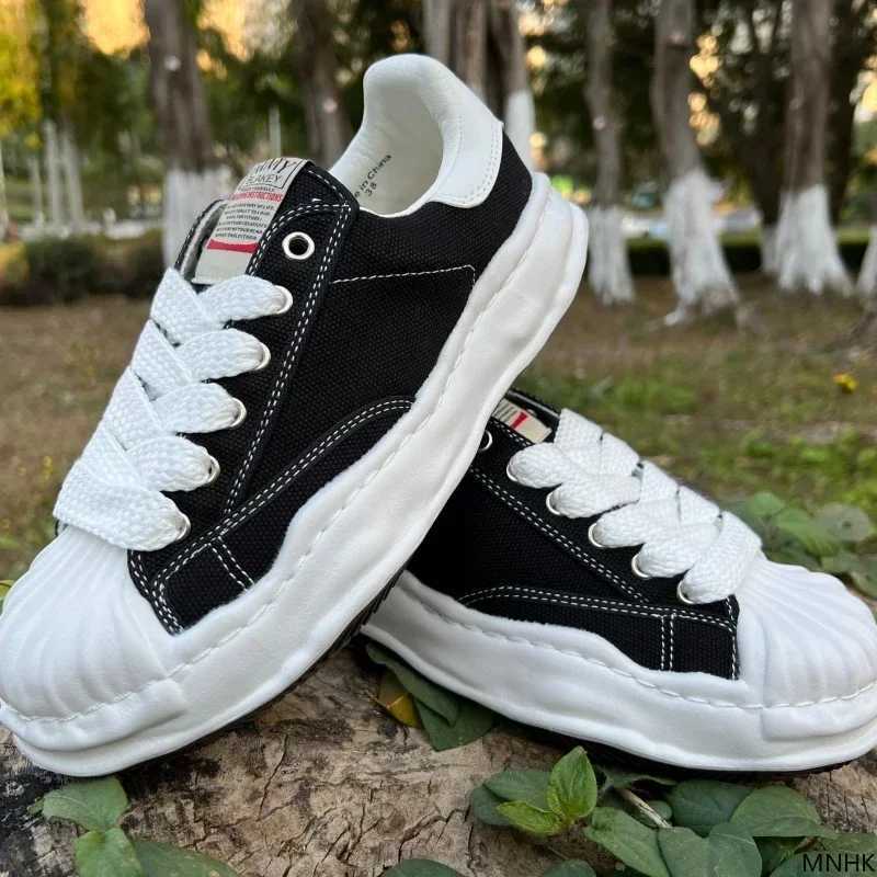 New Versatile Trendy M and Fem solution shoes for 2025 with thick soles and increased board height Y250320