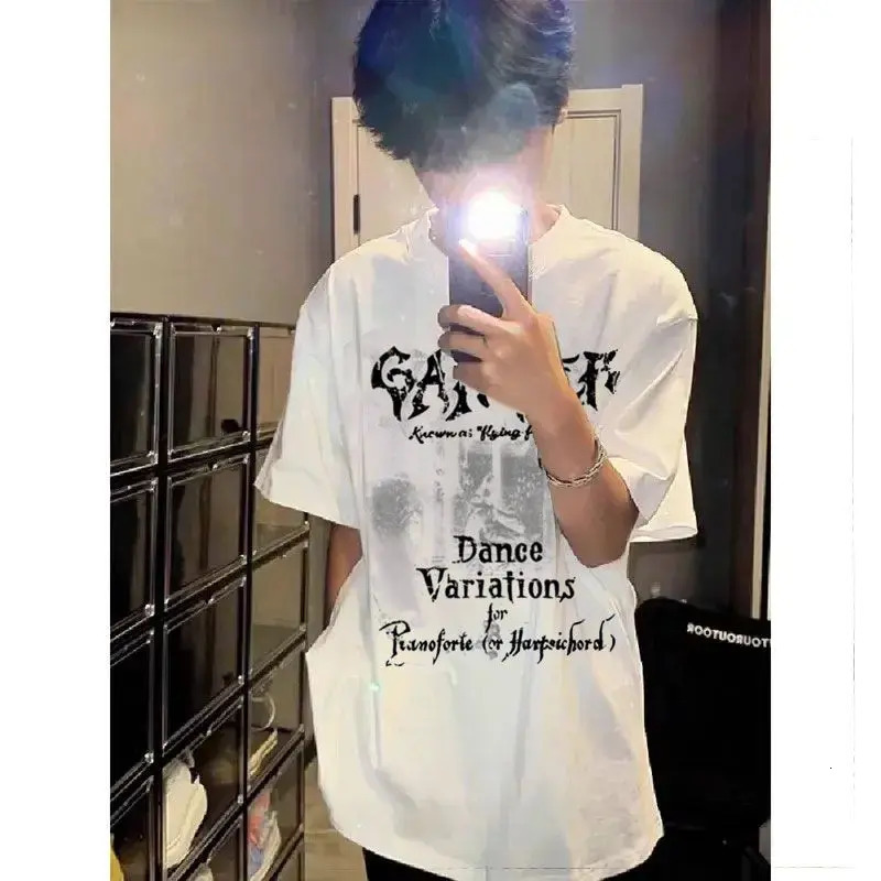 Summer American mens and womens trendy pure cotton short sleeved Tshirt suitable for couples loose retro letter printed shirt 250312