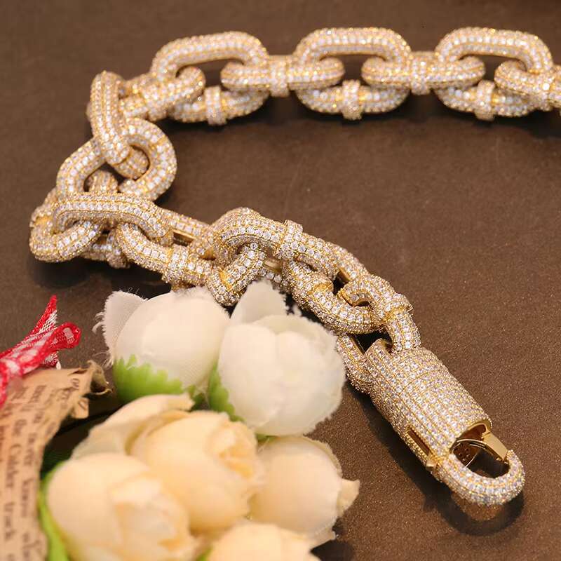 Reviewing high-quality jewelry Hiphop ice out Moissanite Miami Cuban chain