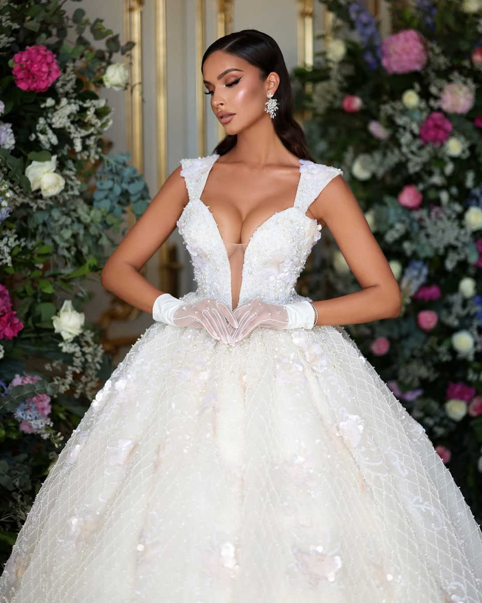 Classic Women Wedding Sweetheart Neck Sleeveless Bridal Gowns Appliques Pearls Sweep Train Dress Custom Made