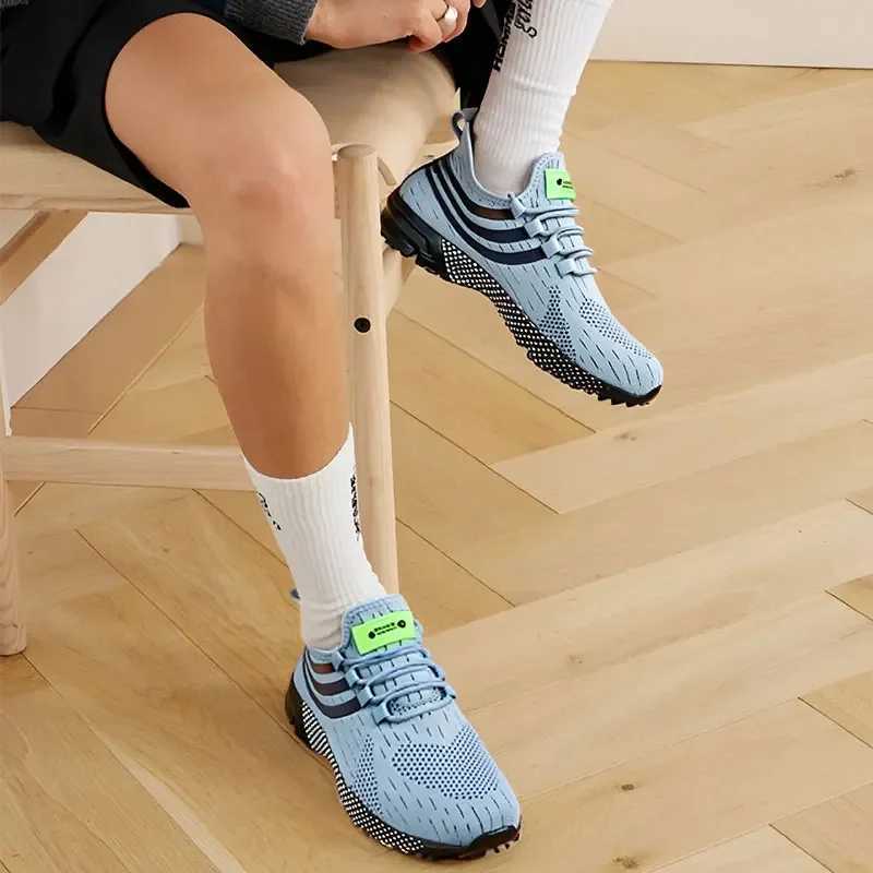 Mens Summer Casual Sports Shoes 2025 New Trend Flat Shoes Anti slip Sole Mesh Breathable Removable Track and Field Shoes Y250320