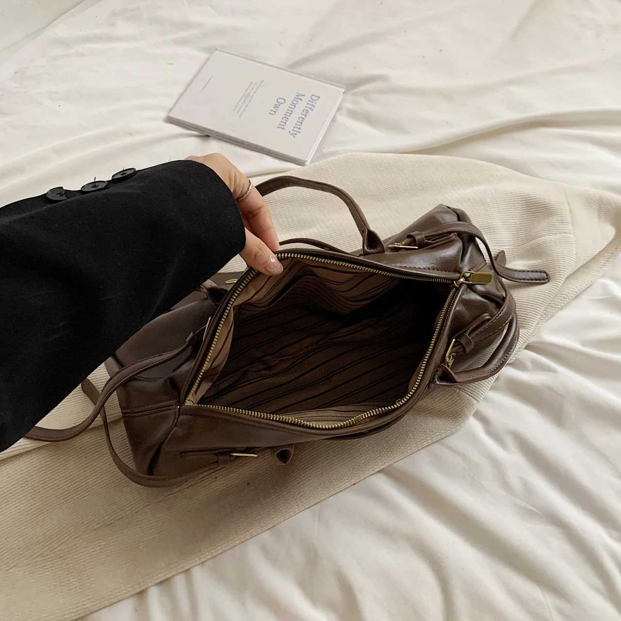 Punk style buckle needle shoulder bag womens handbag Korean handbag commuting bag retro PU leather bottom bag large capacity handbag Y250319