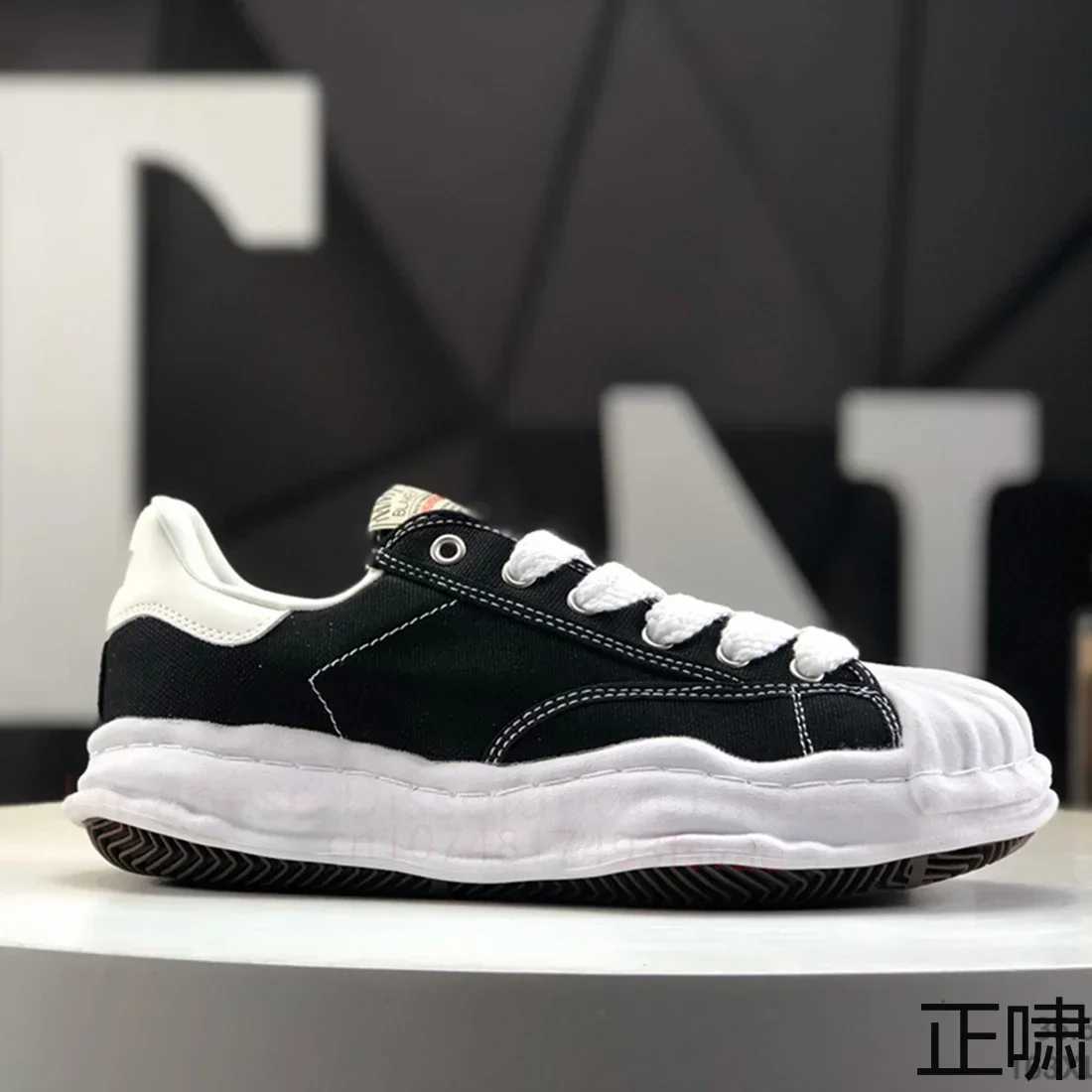 Couples wearing colorful soled shoes and mens high canvas sneakers fashionable and casual Y250320