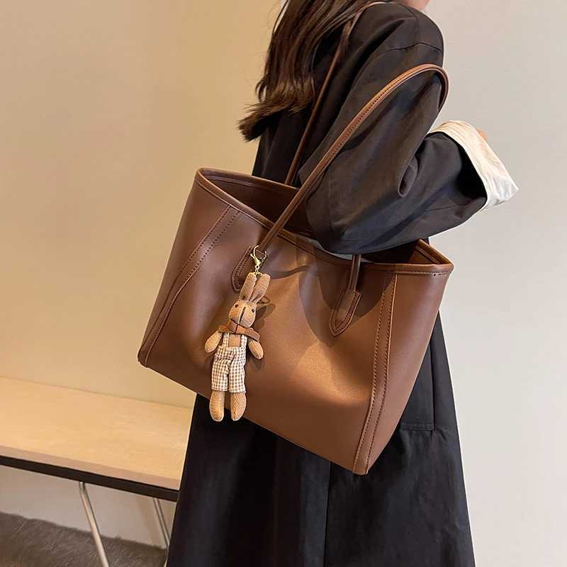 Large capacity womens handbag 2023 winter PU leather fashionable shoulder bag retro shopping office handbag Y250320