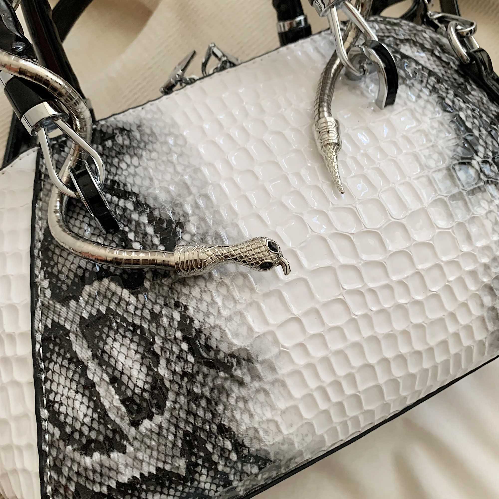 MOODS Designer Womens Luxury Bag Odile Pattern Top Handle Shell Bag with Snake Hardware Wild Shoulder Cross Handbag Y250319