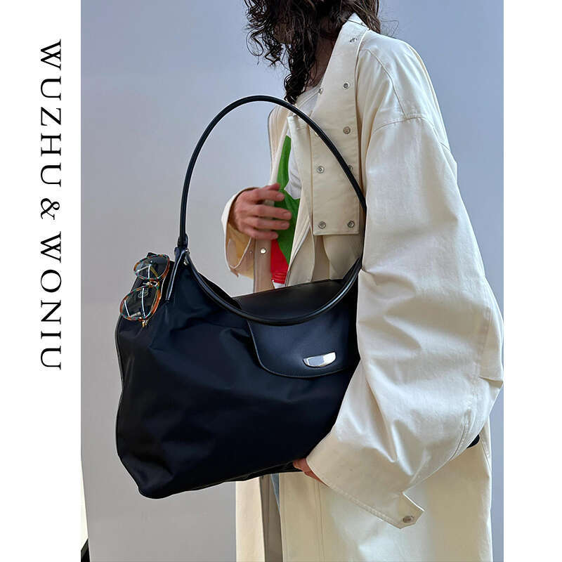 Women's Bags Small niche design unisex oversized nylon shoulder tote bag, new versatile and lightweight sports bag