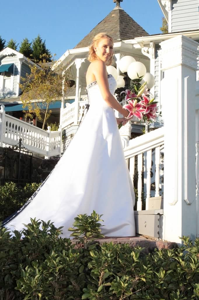 Classic Black And White A-Line Wedding Dresses Embroidery Strapless Satin Long Bridal Gowns Lace-Up Elegant Bride Dress Custom Made 2025