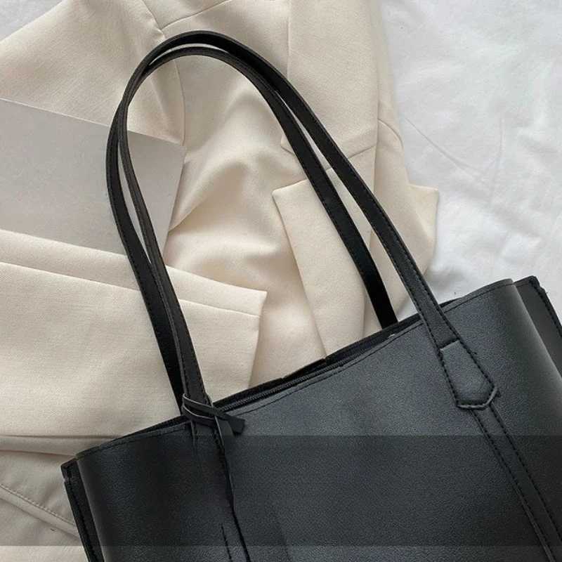 Trend Retro Solid Color PU Leather Underwear Bag Simple Womens Large Capacity Shopping Bag Travel Elegant Unisex Style Y250319
