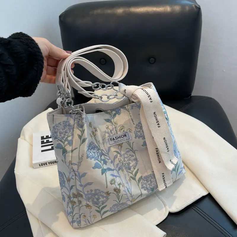 2023 Large Capacity Handbag Canvas Top Handle Womens Fashion Embroidered Flower Womens Shoulder Bag Leisure Commuter Bag Y250320