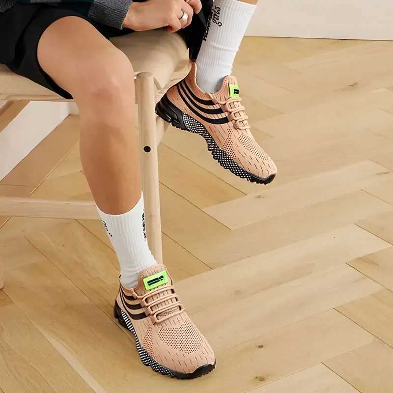 Mens Summer Casual Sports Shoes 2025 New Trend Flat Shoes Anti slip Sole Mesh Breathable Removable Track and Field Shoes Y250320