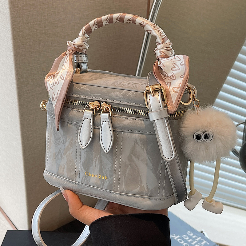 2025 Designer free designer 3 shipping Shoulder Bags for woman Casual Fashion vintage Tassel Ribbons black bucket