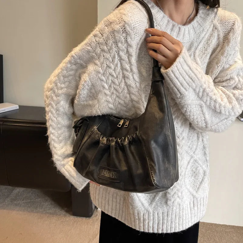 Retro chic spicy girl lingerie bag womens shoulder pleated garbage zipper closure artificial leather L 250320