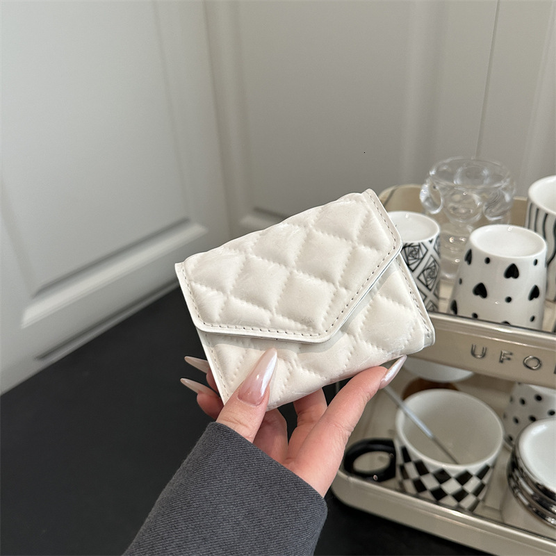 2025S Trend Designer Small Wallet With Niche Design Women S Simple And Fashionable Multi Buckle Diamond Grid Zero Wallet High End Short Clip Card Bag