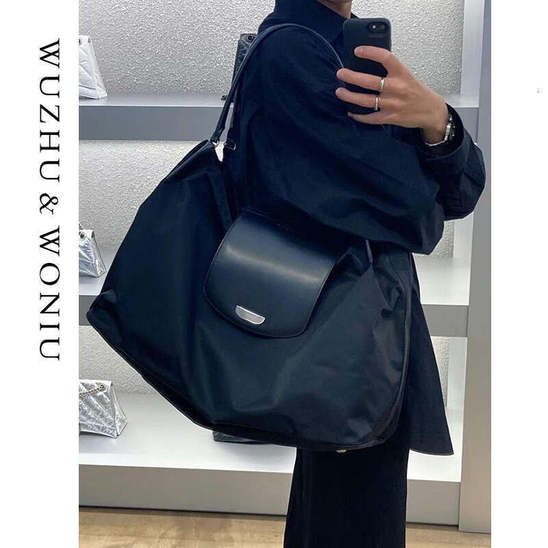 Women's Bags Small niche design unisex oversized nylon shoulder tote bag, new versatile and lightweight sports bag