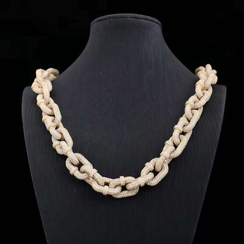 Reviewing high-quality jewelry Hiphop ice out Moissanite Miami Cuban chain