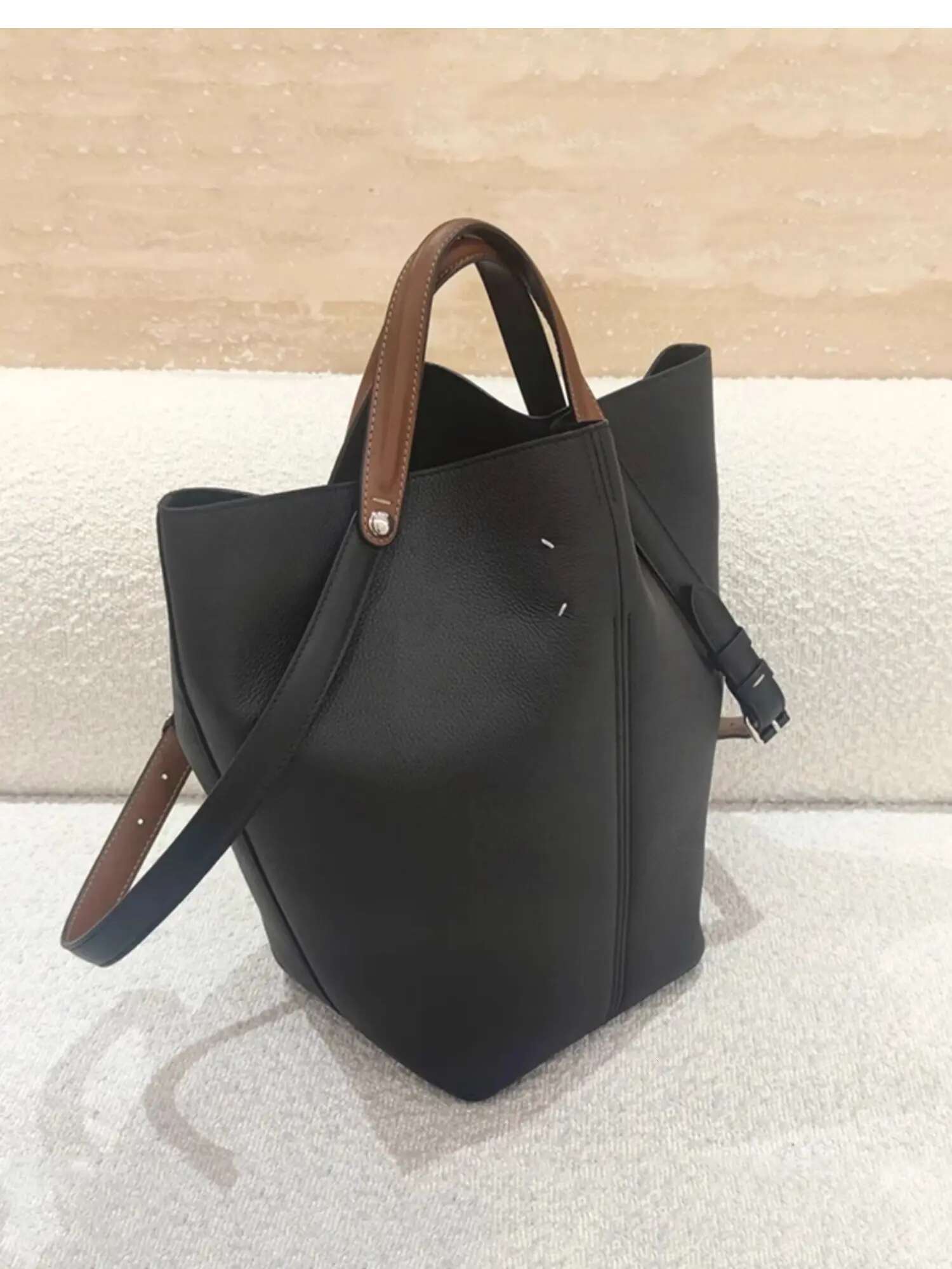 Designer bag Vintage Niche Design Soft Leather Contrasting Underarm Tote Magazine Bag