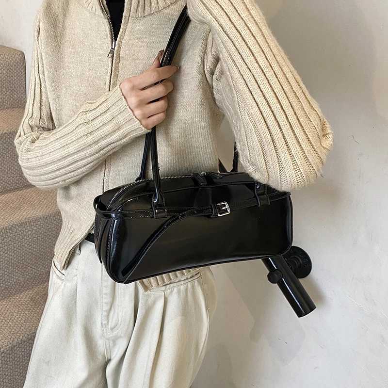 Womens All Match Shoulder Bag Large Capacity Maillard Bottom Bag Solid Color Simple Handbag Womens Travel Shopping Bag Y250319