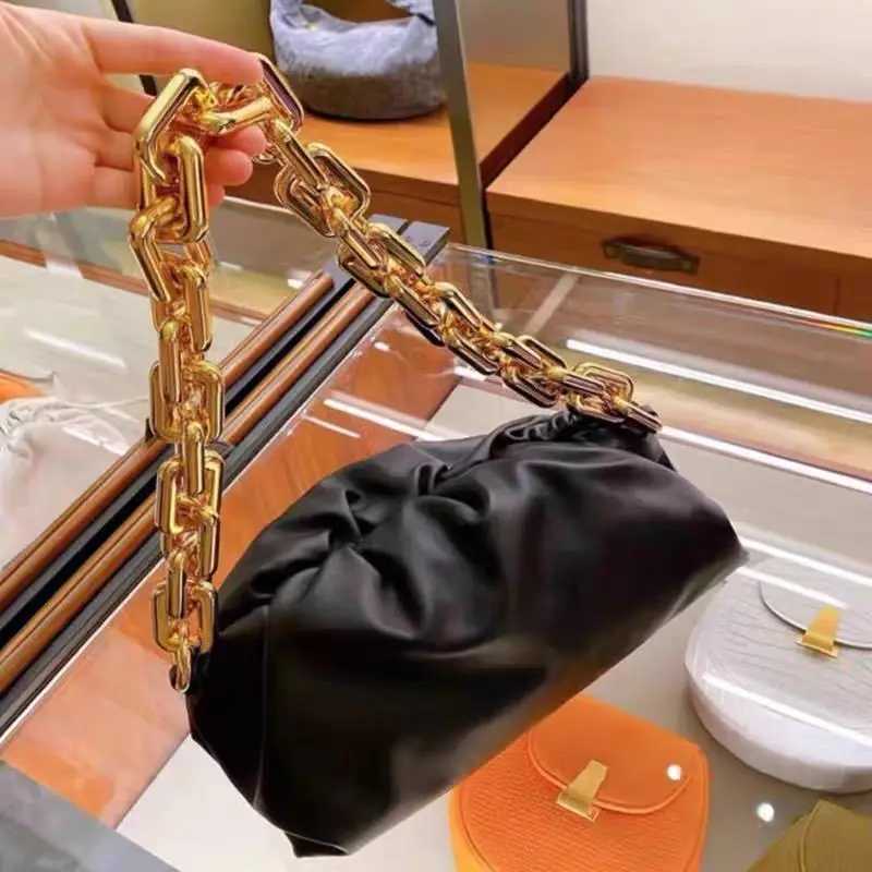 New handheld impact bag with thick chain and wrinkled cloud pattern cross body pocket suitable for warm luxury designer handbagsT250321