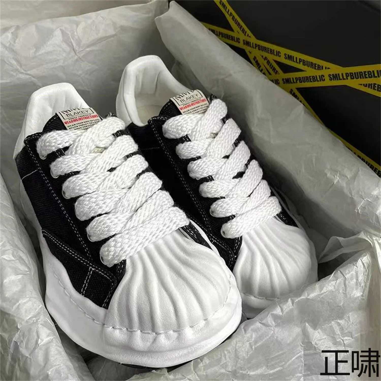 Couples wearing colorful soled shoes and mens high canvas sneakers fashionable and casual Y250320