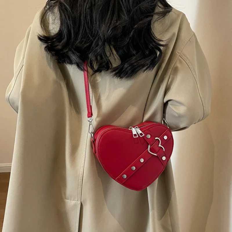 Vintage Y2K Small Chain Shoulder Bag Heart Shaped Purse Handbag Red PU Leather Gothic Fashion Women Crossbody Bag Y250320