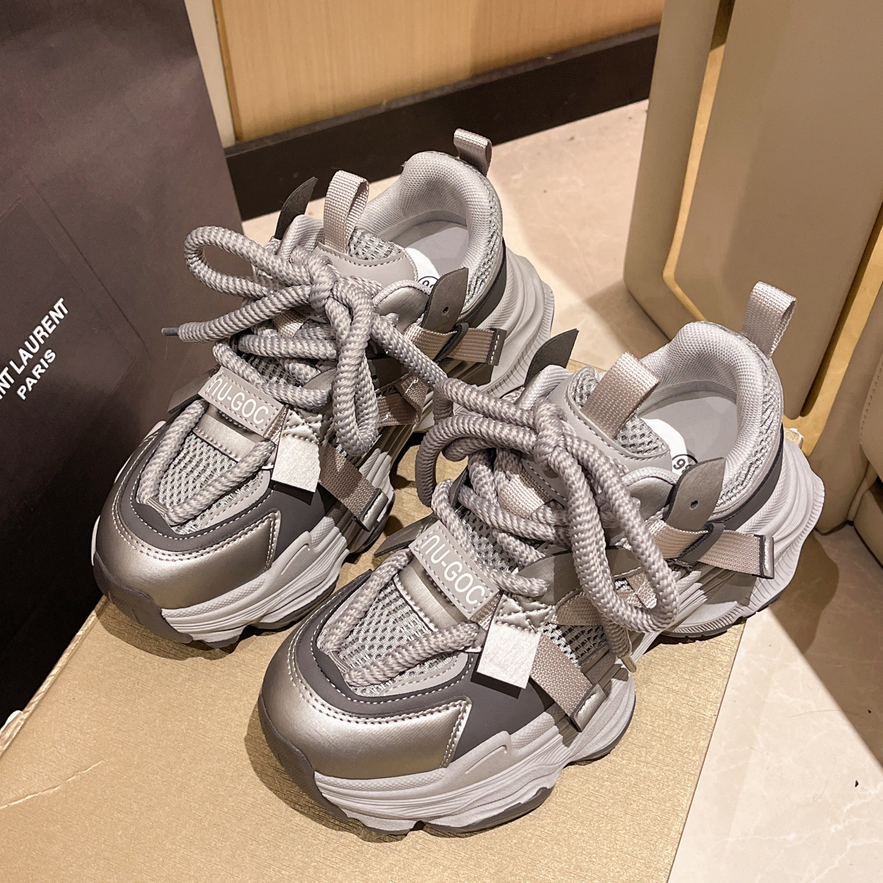 2025 new women's sports mesh breathable designer fashionable and popular height increasing thick soled shoes
