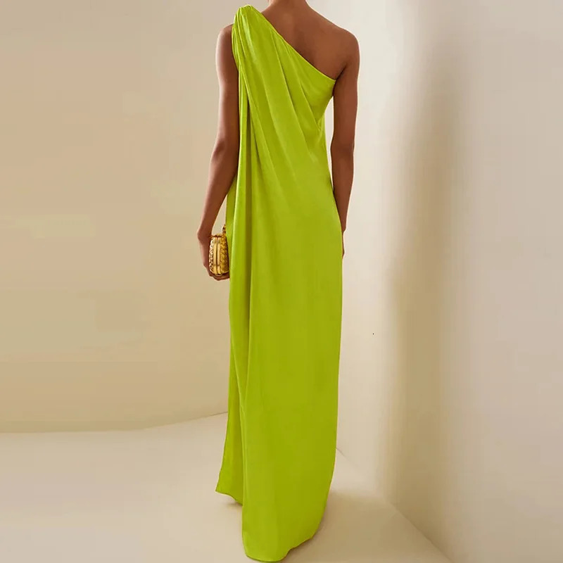 Simple and elegant solid color one shoulder party dress for women fashionable high seam cocktail long folding robe 250317