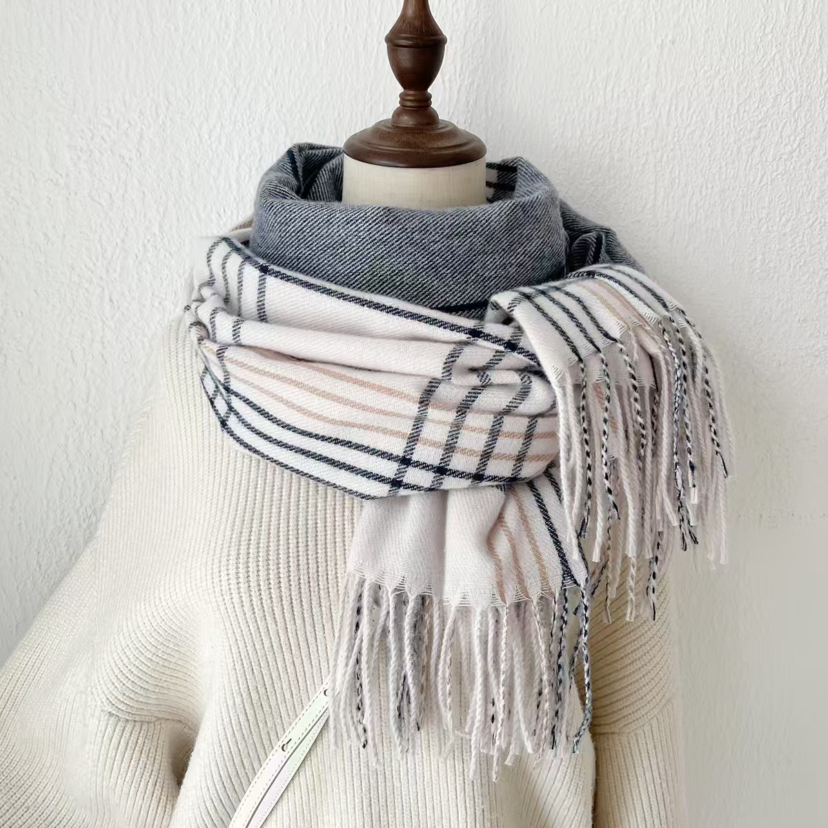 T327 autumn and winter new atmosphere warm versatile plaid scarf unisex Korean version of the neck shawl