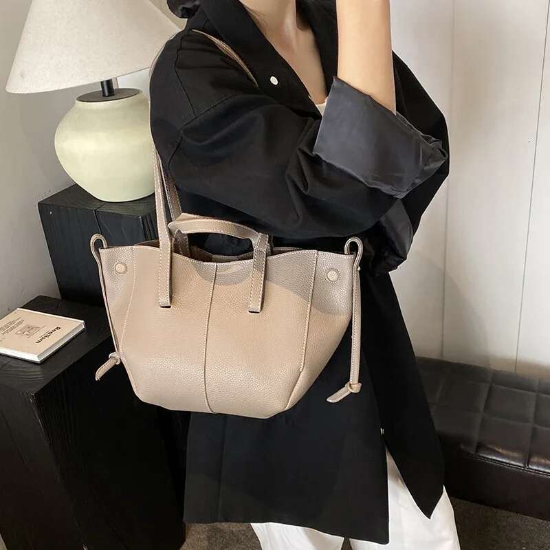 Designer bag High Quality PU Tote Bags Fashion Solid Hasp Simple Versatile Sense Of Shoulder And Handbags For Women 2025 New Style