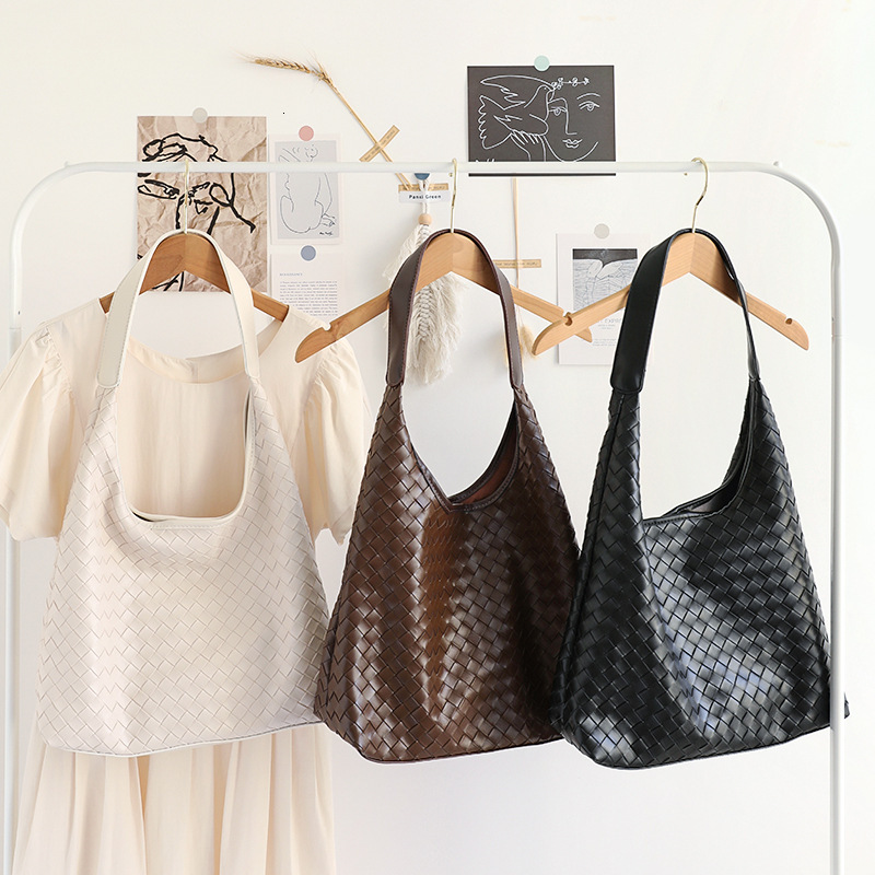 Korean Casual Large Capacity Tote Women's Textured Soft Leather Single Shoulder Armpit Bag, Niche Versatile Woven Mother And Child Bag Trend