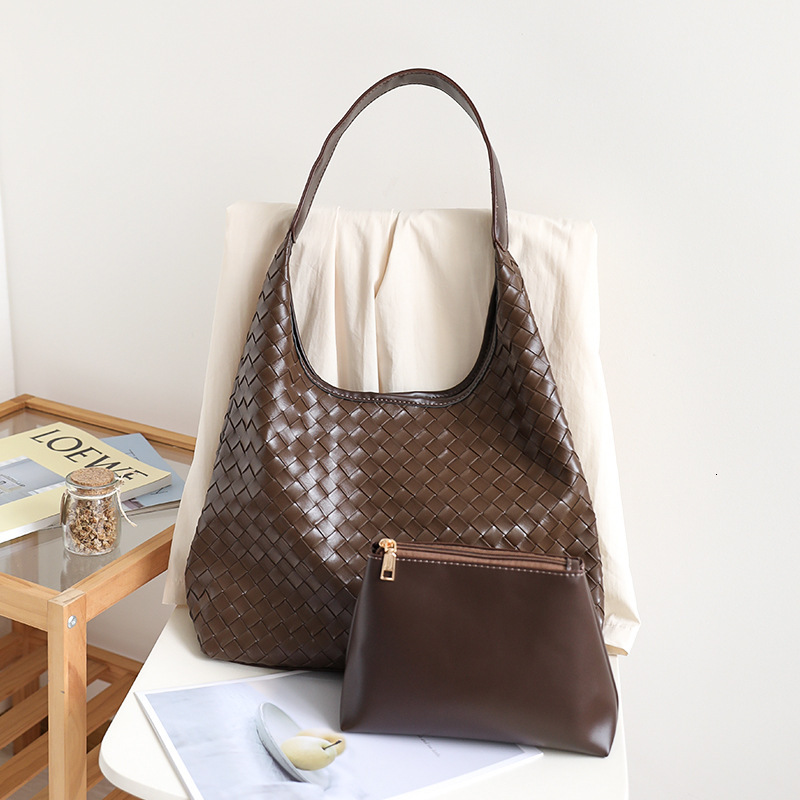 Korean Casual Large Capacity Tote Women's Textured Soft Leather Single Shoulder Armpit Bag, Niche Versatile Woven Mother And Child Bag Trend