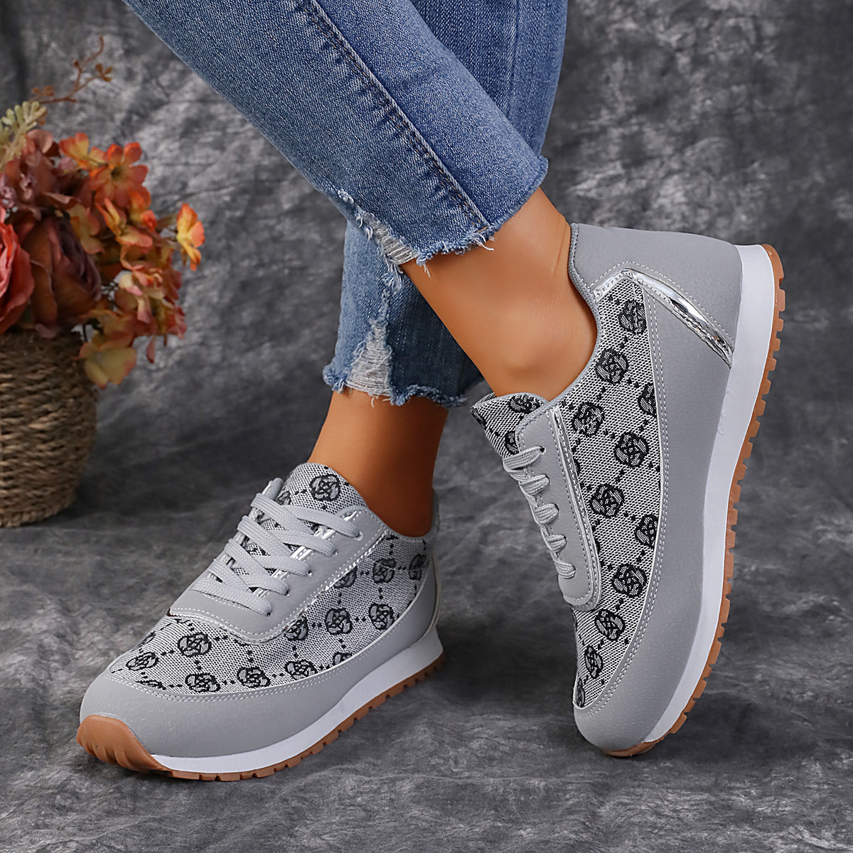 Mountaineering shoes women's new large size flower lace match color breathable women's casual sports single shoes 2025s hot