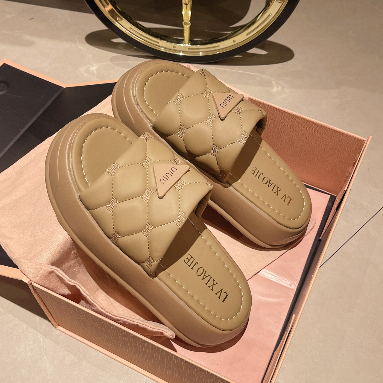 designer shoes 2025 new Women's Poop-Stepping Sensation Slippers for Spring and Summer with Advanced Design Sense Soft Sole Anti-Slip Thick Sole 