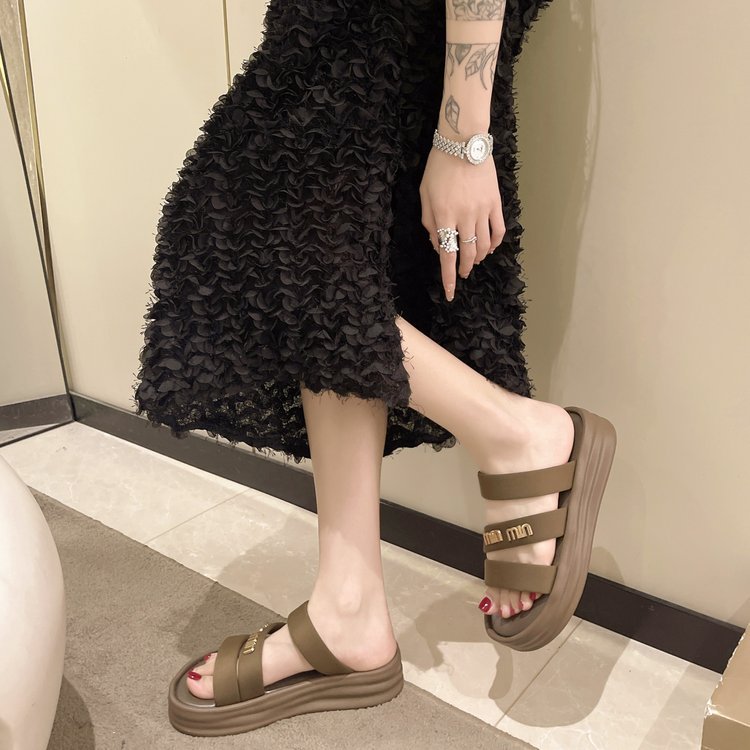 Women's thick-soled slippers 2025 style for summer for outdoor wear casual one-word slippers trendy for petite women bestseller for going out wed